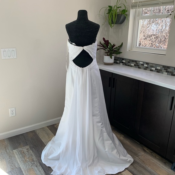 🚫SOLD🚫White Ruched Strapless Keyhole Back Beach Style Wedding Dress Sz 10 box - Picture 10 of 12
